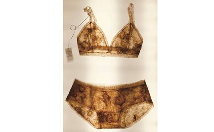 Diseñadora exhibe ropa para repeler a agresores