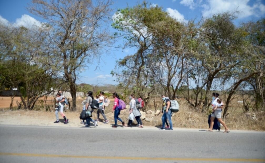 Desorganización y esperanza en aplicación de vacunas, migración y multitudes en las calles, entre las fotos de la semana