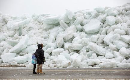 Bloques de hielo crean barrera en carretera de EU