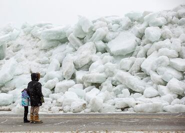Bloques de hielo crean barrera en carretera de EU