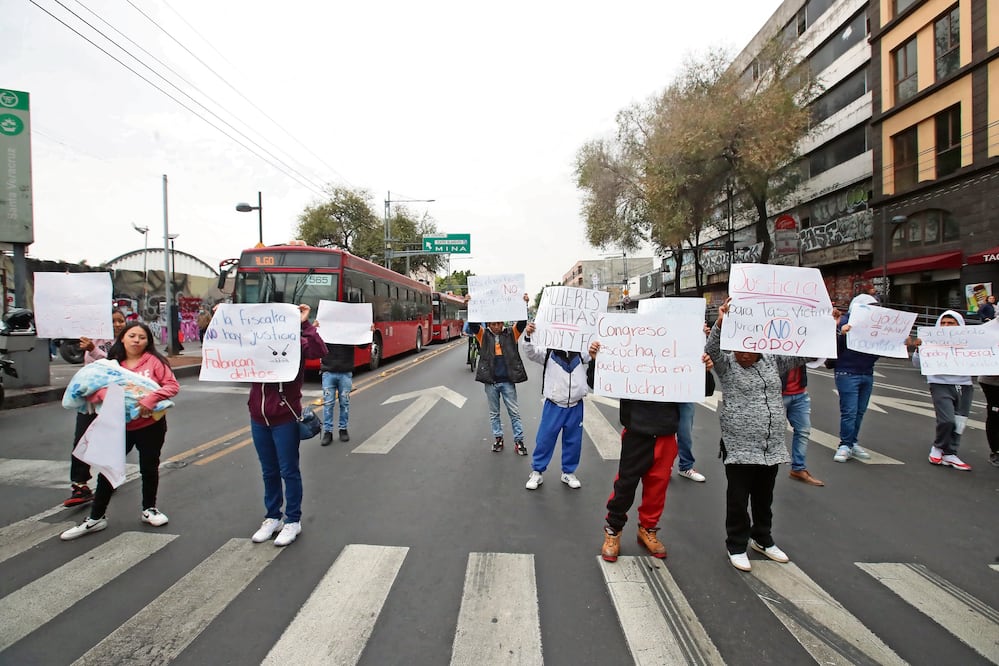 Manifestantes que se oponen a la ratificación de la fiscal Ernestina Godoy bloquearon Eje Central y Donceles, luego de que policías les impidieron llegar al Congreso capitalino. Foto: Francisco Rodríguez | El Universal
Elementos de la Secretaria de Seguridad Ciudadana cierran ya Donceles.
Fotos y video: Francisco Rodríguez.