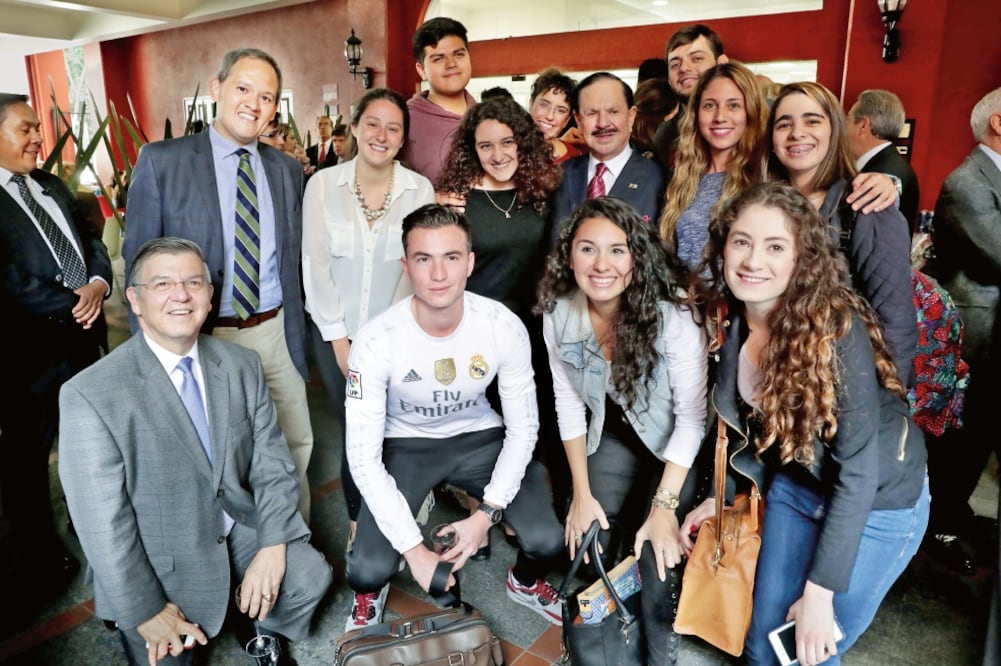 Estudiantes y docentes de la Universidad Panamericana convivieron con el Licenciado Juan Francisco Ealy Ortiz, Presidente Ejecutivo y del Consejo de Administración de EL UNIVERSAL, y escucharon sus consejos sobre periodismo (JUAN BOITES. EL UNIVERSAL)