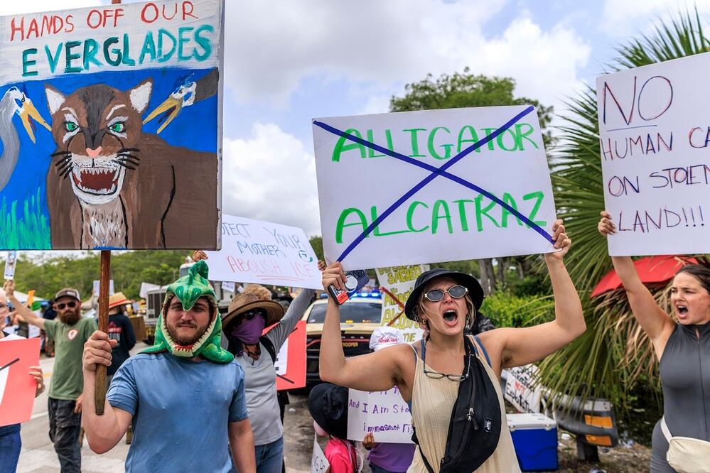 Activistas participan en una manifestación contra el centro de detención Alligator Alcatraz, en Florida. FOTO: CRISTOBAL HERRERA. EFE