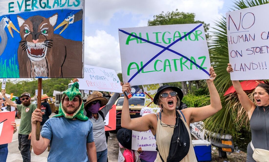 Activistas al participar en una manifestación contra el centro de detención Alligator Alcatraz, en Florida. FOTO: CRISTOBAL HERRERA. EFE