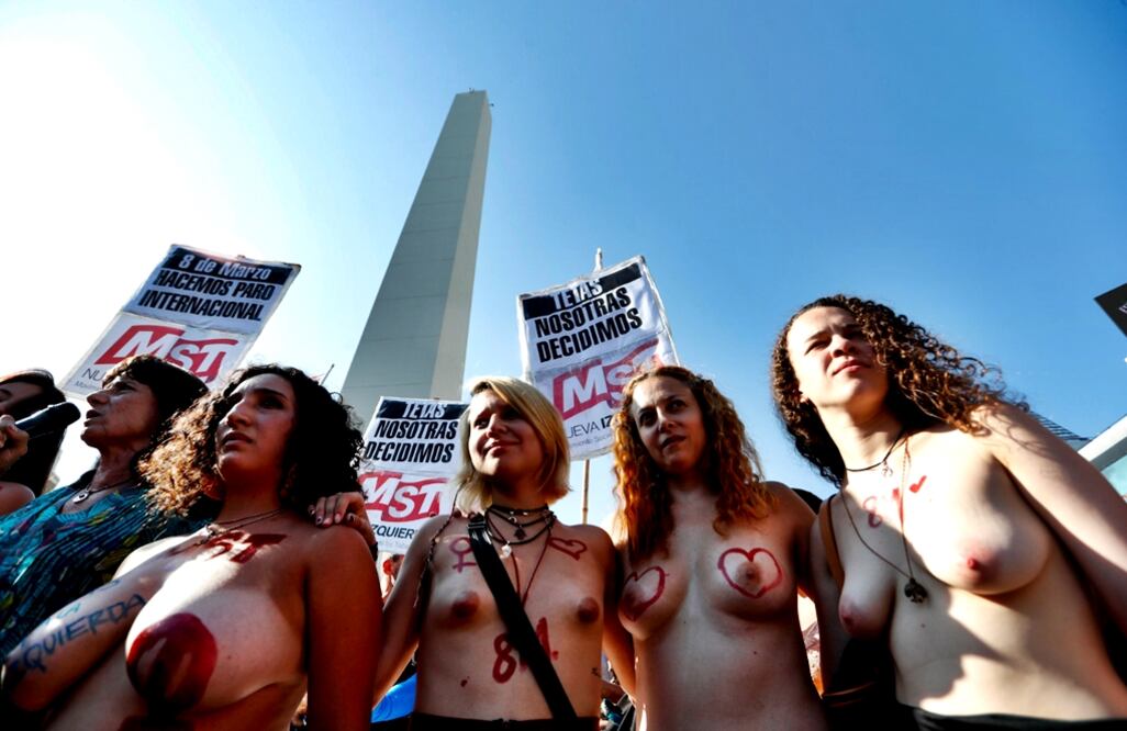 Varias decenas de mujeres le declararon la guerra al machismo y proclamaron la libertad de sus cuerpos descubriendo sus senos el martes en pleno centro de Buenos Aires y otras ciudades argentinas. Foto EFE