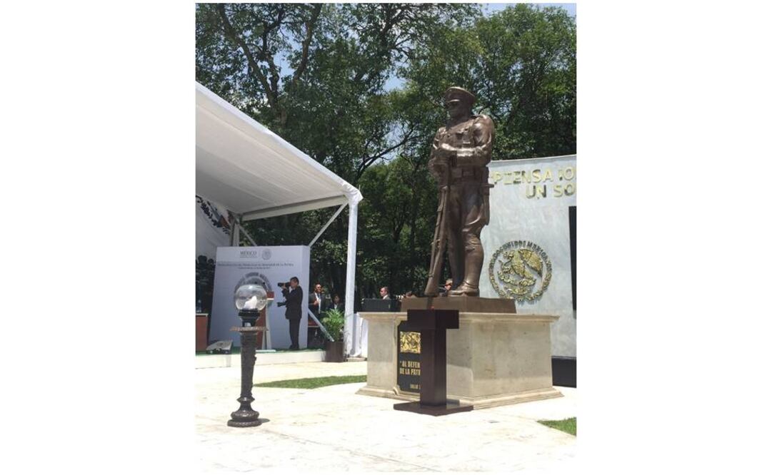 Peña Nieto inaugura el Hemiciclo al Defensor de la Patria