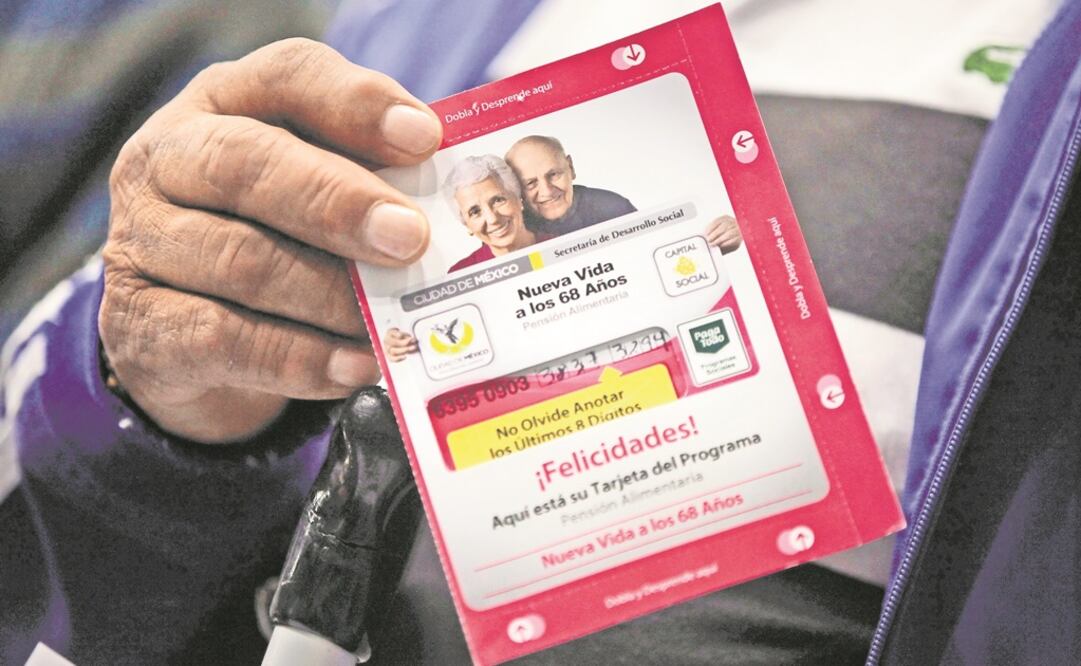 Reglas de operación dicen que el dinero de los adultos mayores debe entregarse a través de una tarjeta expedida por el Gobierno capitalino.