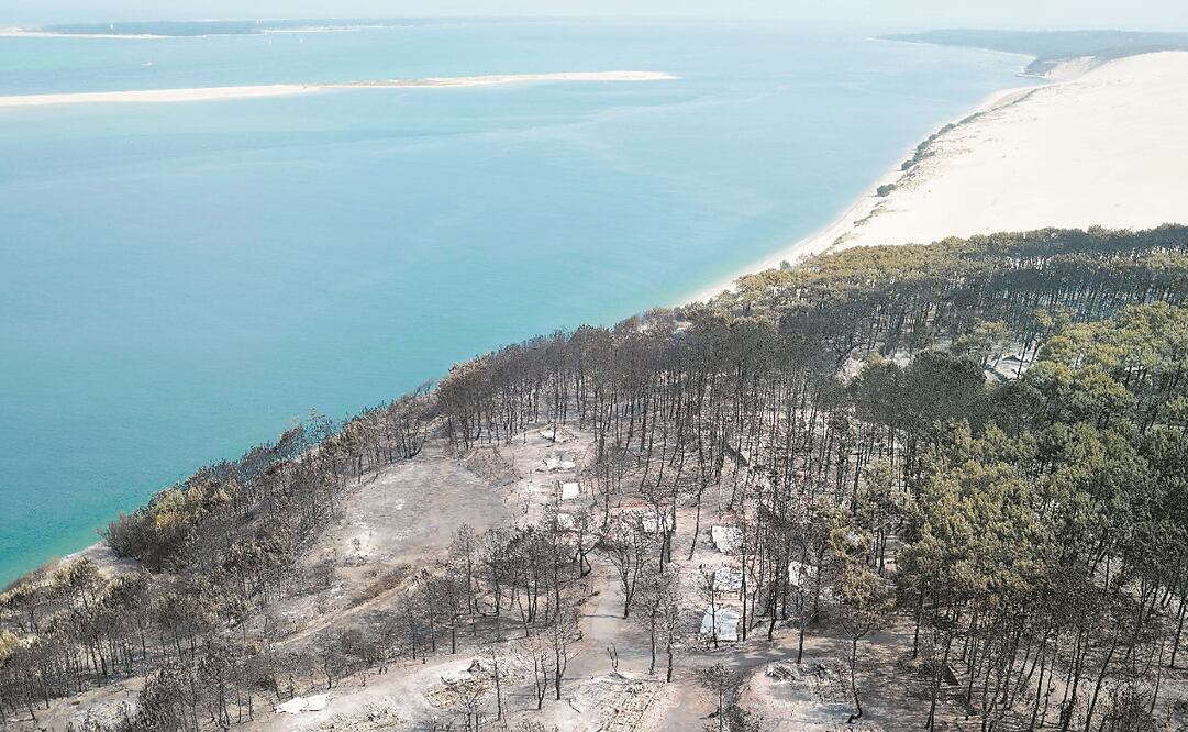 Vista aérea de los daños causados por el fuego en zonas forestales en La Teste-de-Buch, en el suroeste de Francia.