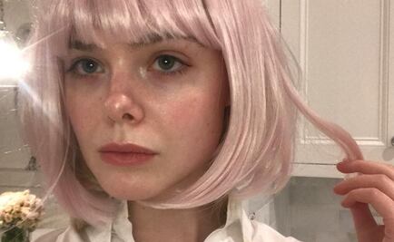 Elle Fanning se tiñe el pelo de rosa y luce irreconocible