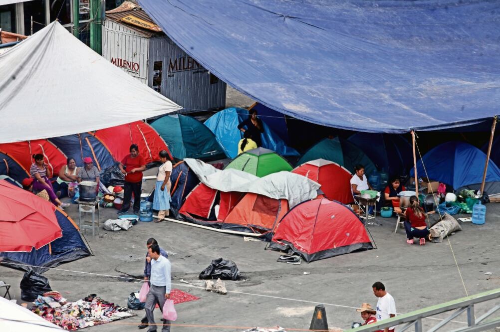 Más de 4 mil profesores se instalaron frente al Palacio de Cobian (JENIFER NAVA. EL UNIVERSAL)