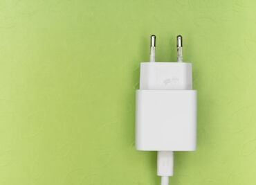 Por qué no deberías dejar tu cargador conectado todo el tiempo