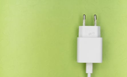 Esto le pasa al cargador del celular si lo dejas conectado todo el tiempo
