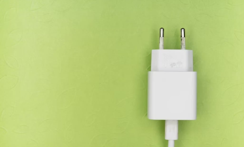 Para cuidar la vida útil de tu cargador y prevenir accidentes, desconéctalo del enchufe cada que termines de usarlo. Foto: Unsplash