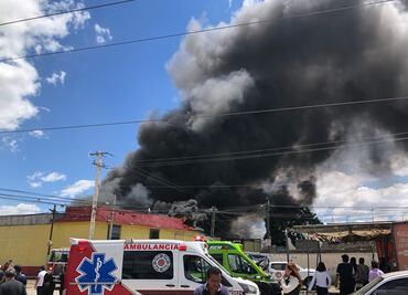 Reportan incendio en recicladora de Santa María Chiconautla; autoridades laboran en la zona