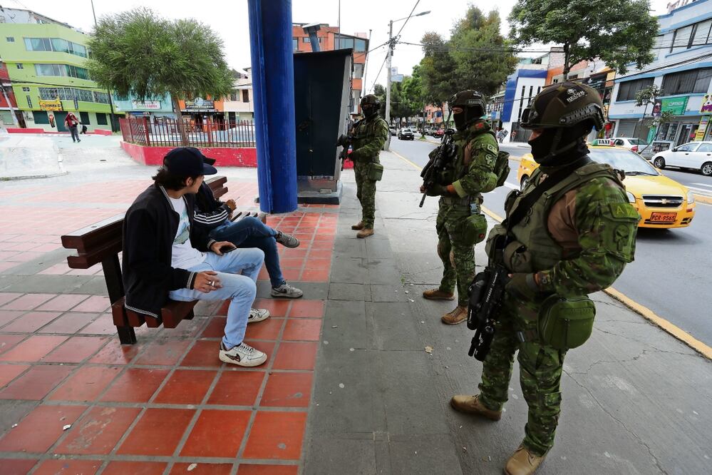 Militares hacen revisiones e interrogan a ecuatorianos en sus operativos. Foto: José Jácome / EFE