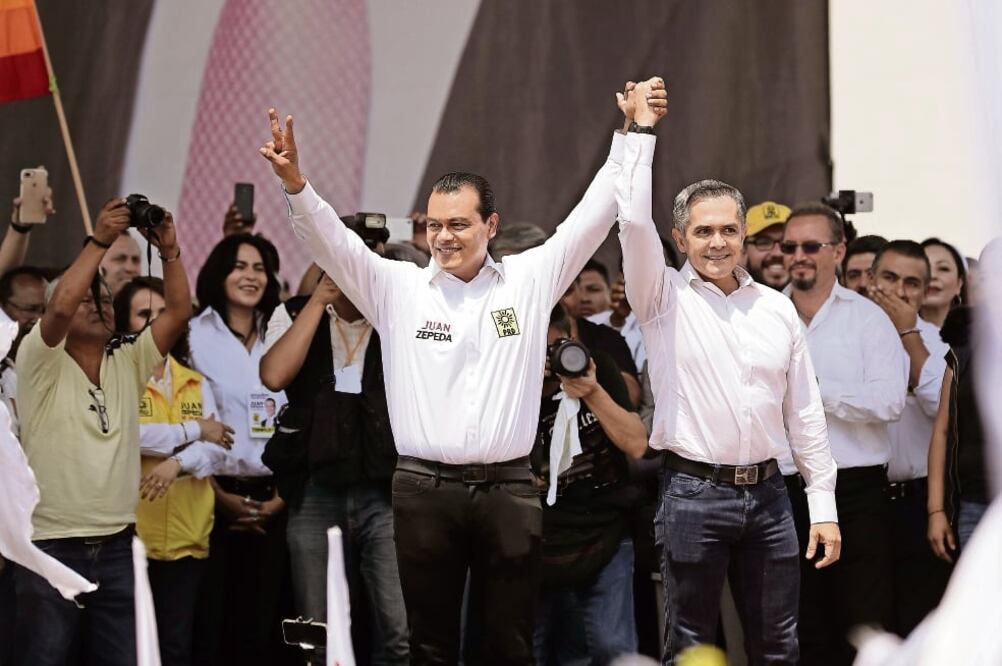 Durante su último evento, Juan Zepeda estuvo acompañado por el jefe de Gobierno de la Ciudad de México, Miguel Ángel Mancera, y otros coordinadores del PRD. (ALEJANDRO ACOSTA. EL UNIVERSAL)