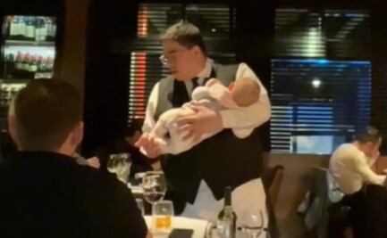 "Dándolo todo": Captan en video conmovedor gesto de un mesero con un bebé en restaurante de Argentina
