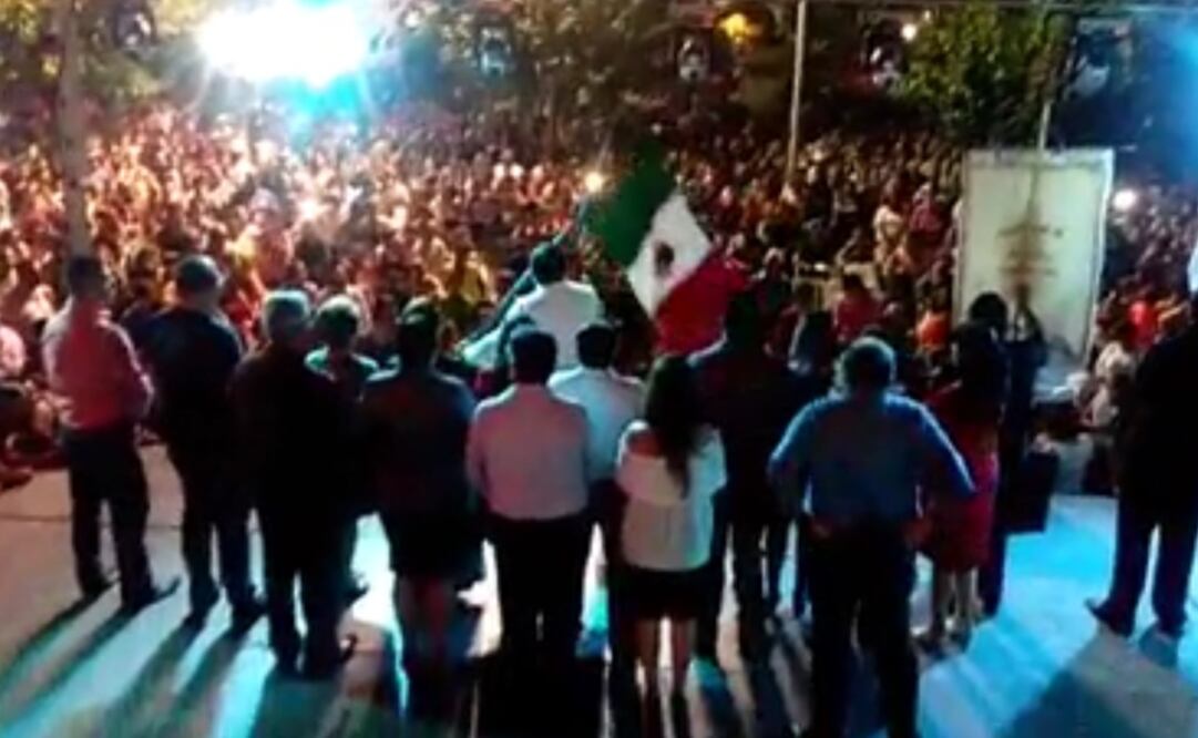  El presidente municipal de Meoqui aprovechó la última ceremonia patria que encabezará para plasmar su creencia religiosa, en un acto cívico. /Tomada de Facebook