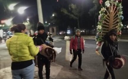 “Café y pan para peregrinos”; vecinos regalan comida en Calzada Ignacio Zaragoza