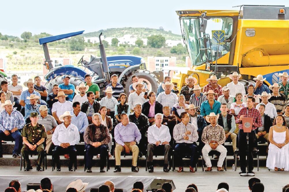 El jefe del Ejecutivo, además de entregar maquinaria y apoyos a productores de Charo, en Michoacán, resaltó la importancia de este sector para el país (PRESIDENCIA)