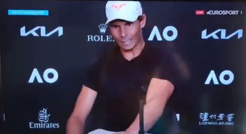 Rafael Nadal sufre calambre en conferencia de prensa y espera no ser un "meme"