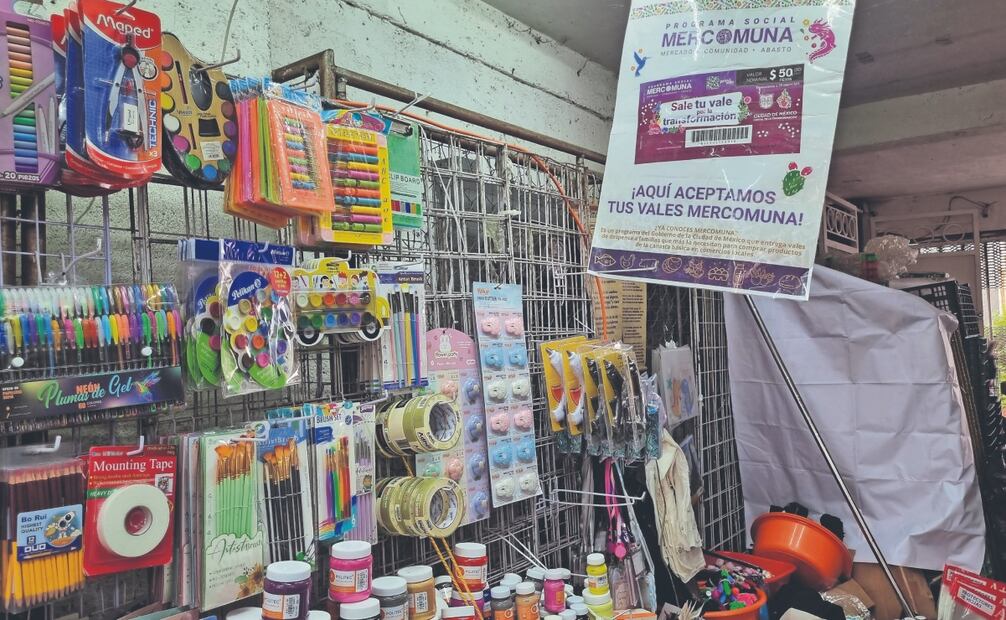 Los diferentes negocios que participan en el programa cuentan con una pancarta en la que se indica que en dicho establecimiento se reciben los vales, que tienen una denominación de 100 y 50 pesos. Fotos: de Frida Sánchez
