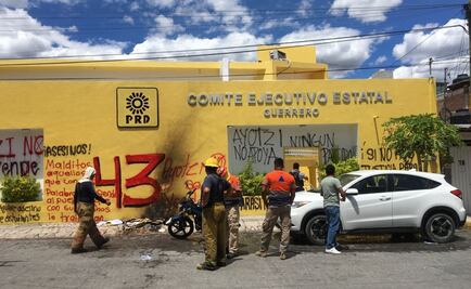 Normalistas vandalizan sede del PRD-Guerrero y casa de campaña de Evelyn Salgado
