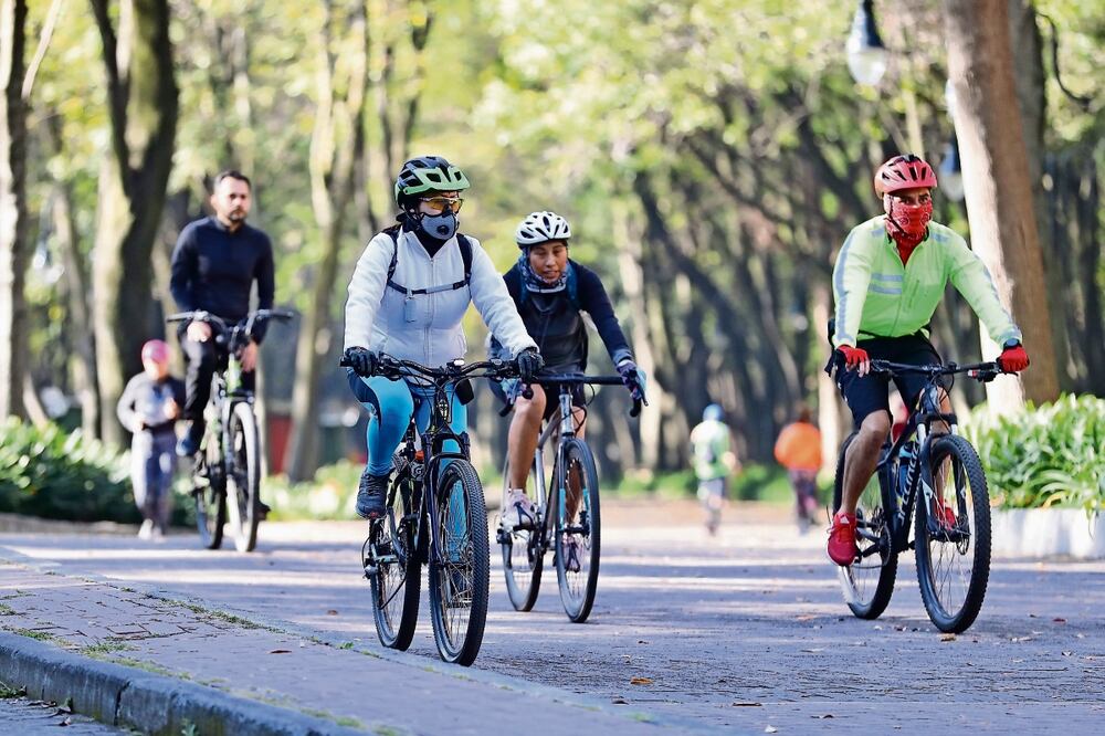 Con bufandas, gorros y ropa térmica, corredores y ciclistas mantienen su actividad física en el Bosque de Chapultepec. Foto: Berenice Fregoso/El Universal