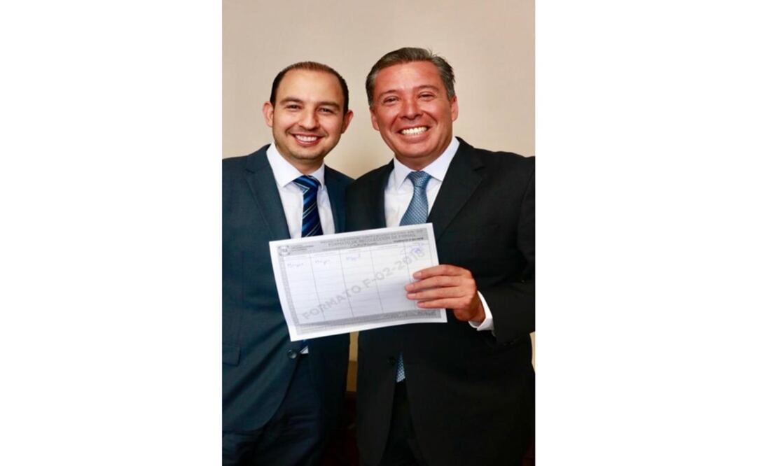 Cortés Mendoza apuntó que era para él un honor contar con la firma de quien fue uno de los gobernadores mejor calificados del país. Foto: ESPECIAL