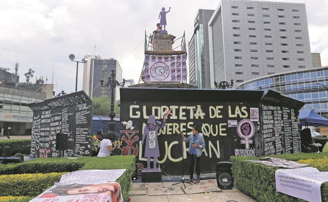 Mujeres reemplazaron la figura de la mujer con el puño en alto de ma-dera y fibra de vidrio por una más resistente. Foto: Fernanda Rojas/EL UNIVERSAL