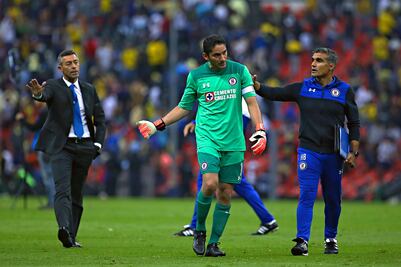 Cruz Azul justifica agresión de Corona; reprueba actitud de camarógrafo