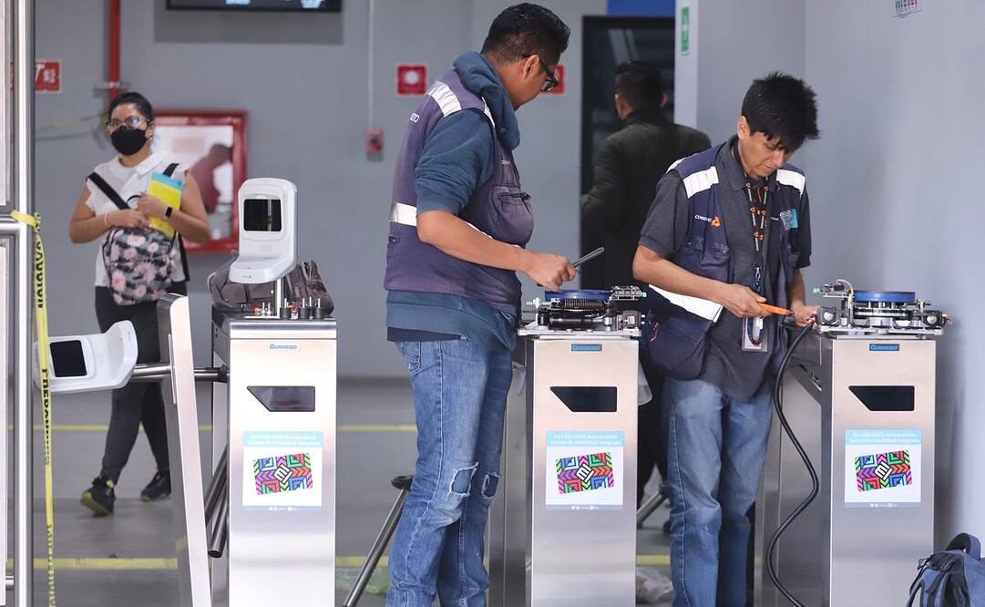 Por siete pesos, atraviesan los cerros de aquella zona, lo que les representa un ahorro de tiempo considerable. Foto: Berenice Fregoso. EL UNIVERSAL