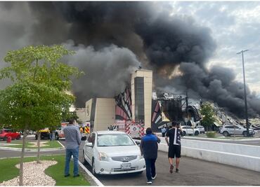 Incendio arrasa con casino y plaza comercial en Culiacán; hay un herido y tres bomberos intoxicados
