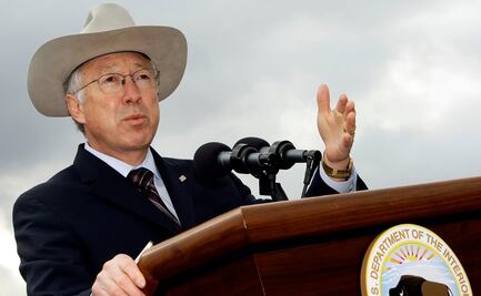 Biden considera a Ken Salazar como embajador para México: Axios