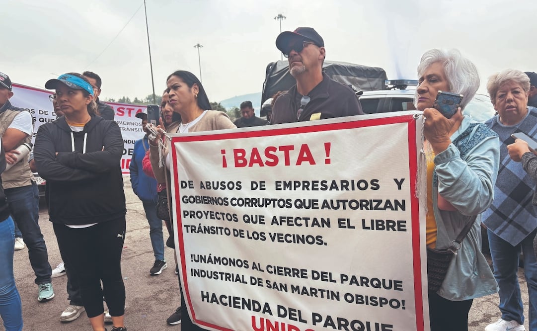 Vecinos de Cuautitlán se manifestaron frente al Centro de Distribución Logística Vesta para denunciar el caos vial que se registra en la carretera México-Querétaro por su operación. Archivo El Universal