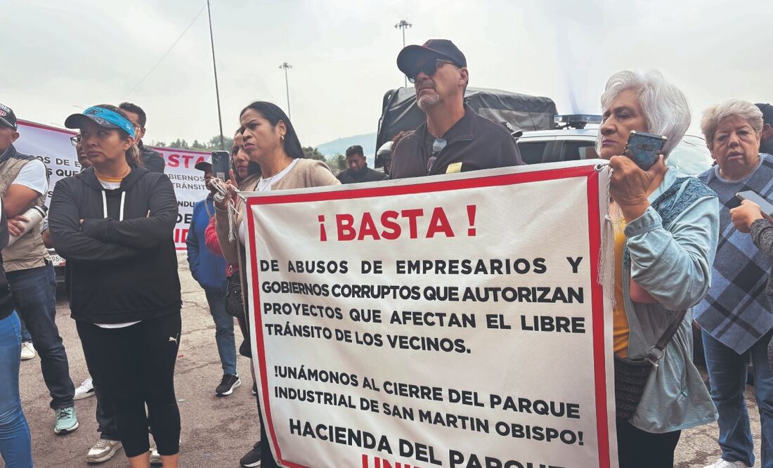 Vecinos de Cuautitlán se manifestaron frente al Centro de Distribución Logística Vesta para denunciar el caos vial que se registra en la carretera México-Querétaro por su operación. Archivo El Universal