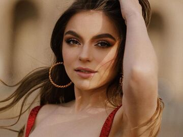 Sofía Castro luce espectacular traje de baño rojo en tendencia