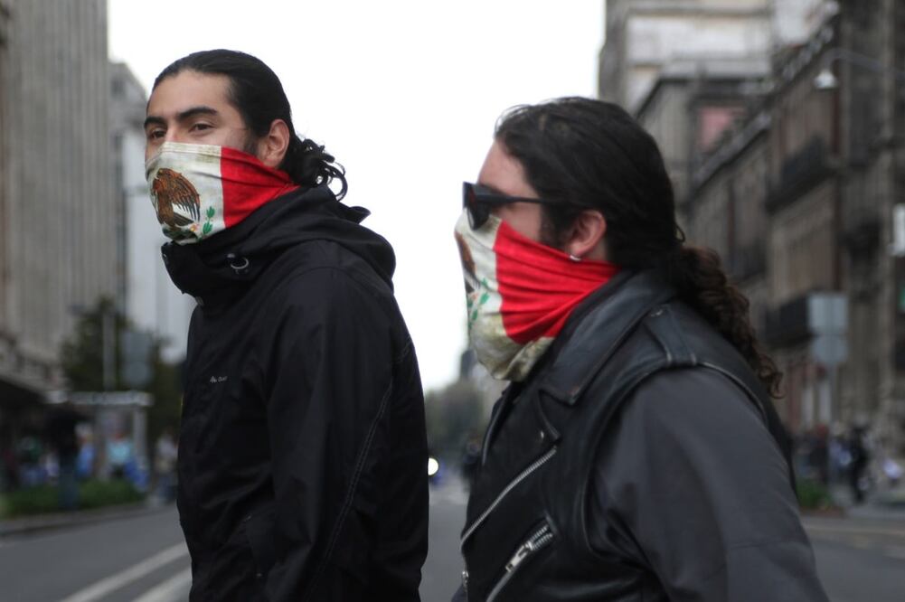 Transeúntes se protegen del Covid-19 con banderas de México, en sustitución de las mascarillas faciales. Foto: El Universal / Carlos Mejía, archivo