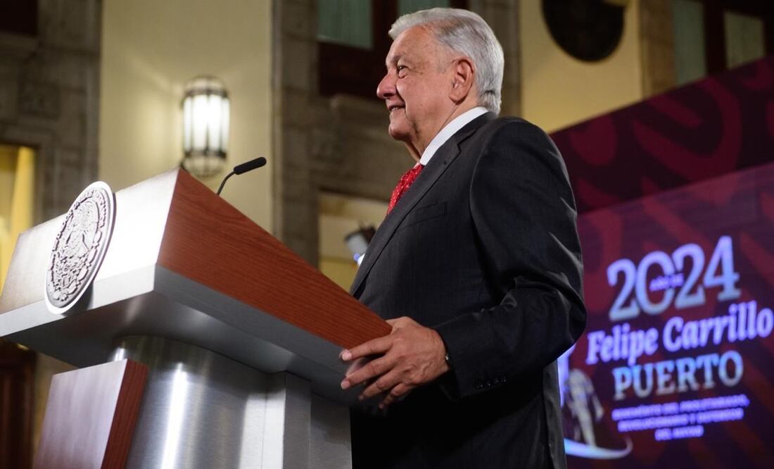 "Lo único que no me gusta eso de lunes negro. ¿Por qué no lunes blanco o de otro color?", expresó López Obrador. Foto: Presidencia