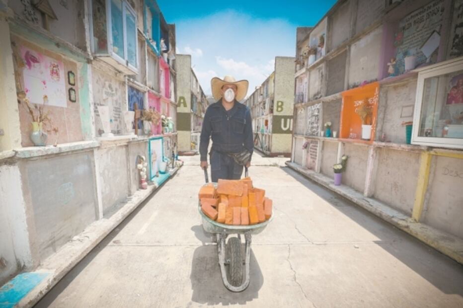 Así da el adiós a muertos de Covid trabajador en panteón