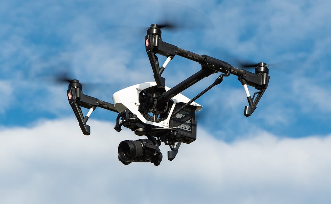 Los daños en algunas viviendas y la manera en la que quedó la víctima, al caer encima los drones con explosivos. Imagen Ilustrativa. Foto: Pixabay