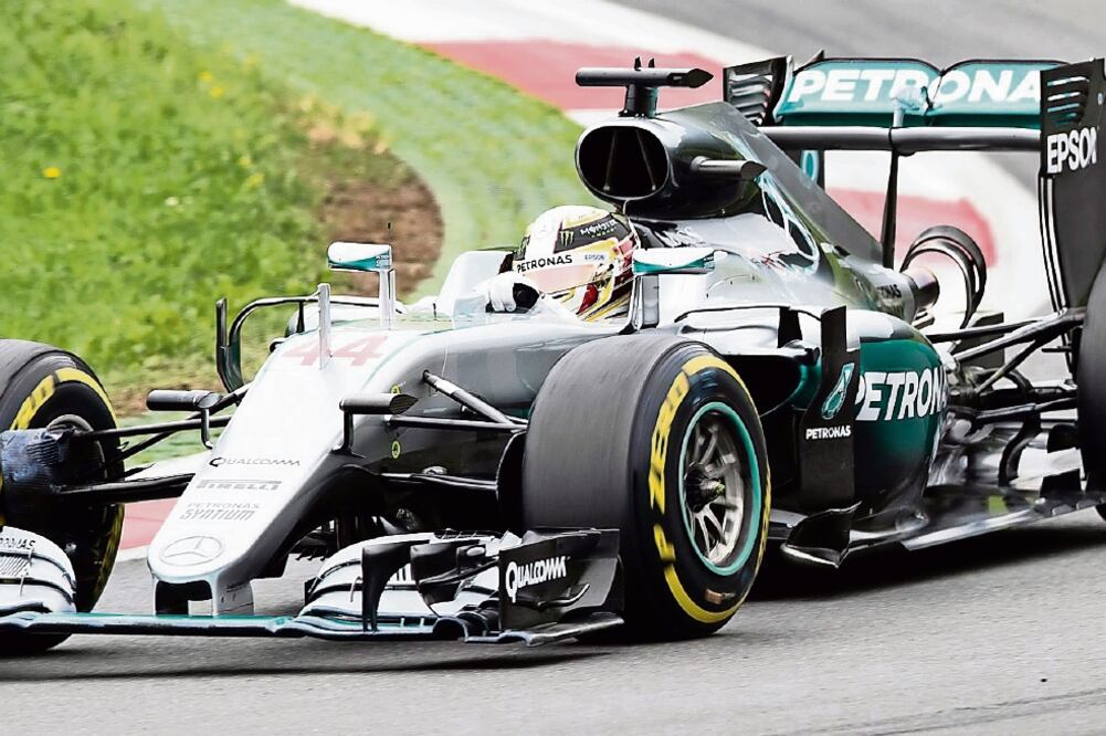 El británico Lewis Hamilton salió bien librado al tener un contacto con Rosberg, en el que el piloto alemán fue culpable (JOHANN GRODER. EFE)