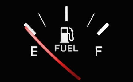 Qué le pasa a tu auto si siempre manejas con poca gasolina