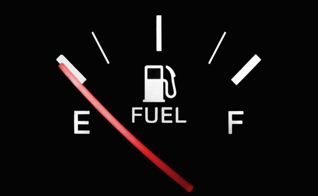 Conducir con el tanque de gasolina casi vacío puede ser muy peligroso. Imagen: Pixabay
