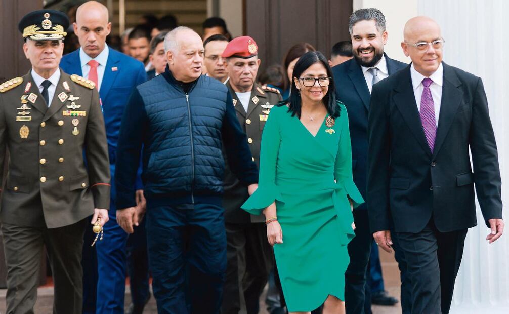 Delcy Rodríguez junto a Diosdado Cabello (izq.), ministro del Interior de Venezuela; Jorge Rodríguez (der.), presidente de la Asamblea Nacional, y Nicolás Maduro, hijo del líder venezolano capturado por EU. Foto: AFP