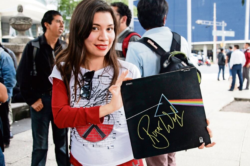 Fans llevan discos, fotografías y otros objetos para que los autografíe el artista (IRVING OLIVARES. EL UNIVERSAL)