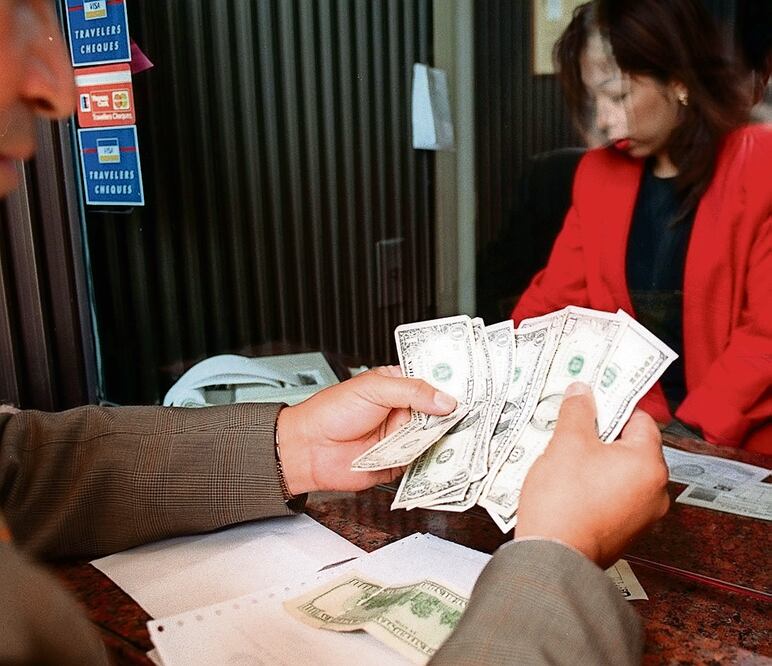 Expertos opinan que la inyección de dólares ya no es necesaria, pues la divisa llega a México vía remesas, turismo y vía la balanza comercial no petrolera . Foto: Archivo / El Universal