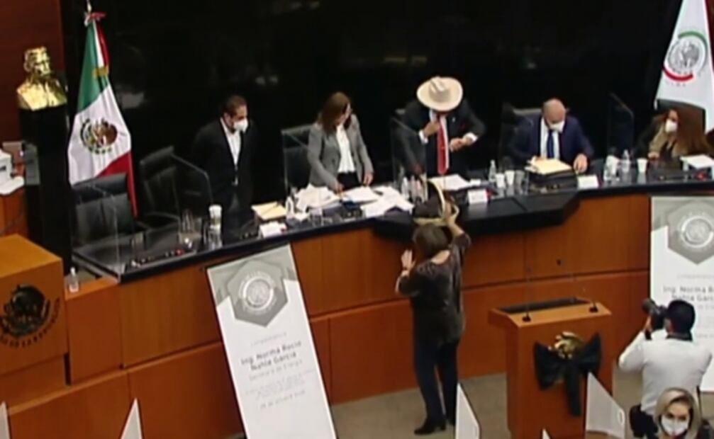 Un bastón, carbón y un tapete, los regalos de panistas al gabinete de AMLO