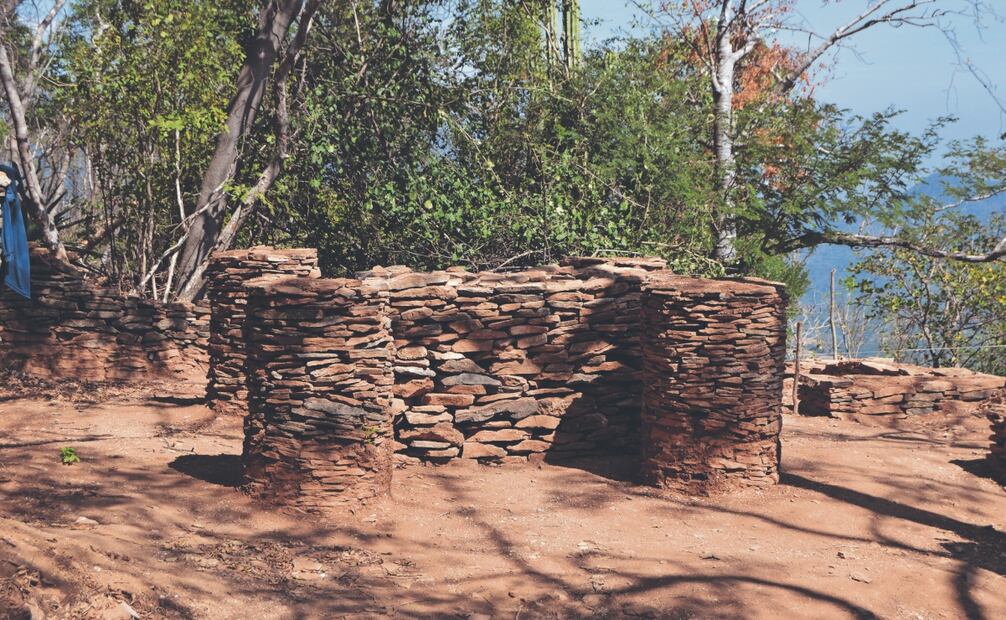 En este sitio se encuentran los restos de murallas, casas, canchas de juego de pelota, tumbas y un gran palacio con restos de estanques artificiales y terrazas. 
. Fotos: de Juan Carlos Zavala