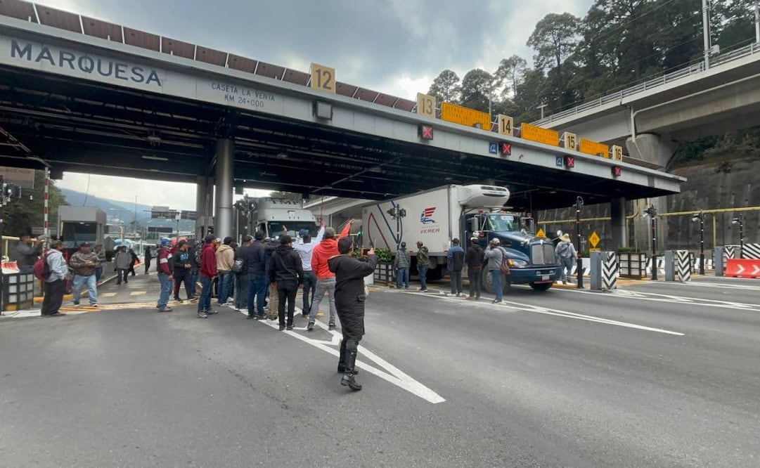 Tras nueve horas de bloqueo, liberan parcialmente la autopista México-Toluca; Capufe retira ponchallantas.
Foto: Juan Carlos Williams